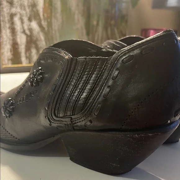 Black Leather Cowboy Boots with Pointed Toe and Decorative Stitching - Picture 8 of 16